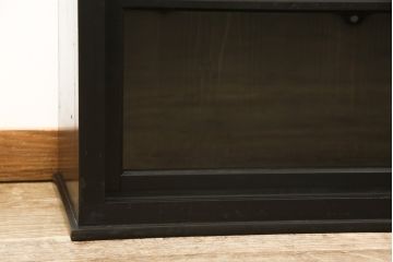 サイドボードをリペア&カスタム!天板は凹んでいる部分を平らにし、本体は現状に合わせて1トーン程落ち着いた色に着色。(飾り棚)