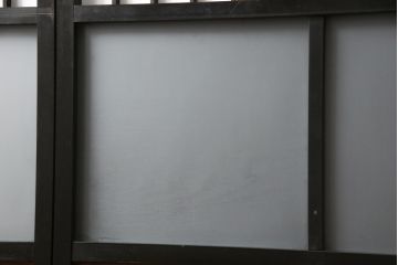 障子戸4枚をリペア&カスタム!格子部の中央を市松紋様ガラスに変更し、下段の2マスはすりガラスへ差し替え。既存の障子をプラスチック障子紙に張り替え、葵戸引手、戸車を取り付け。現状に合わせて1トーン程落ち着いた色に着色。(引き戸、建具)