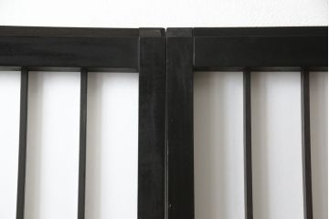 障子戸4枚をリペア&カスタム!格子部の中央を市松紋様ガラスに変更し、下段の2マスはすりガラスへ差し替え。既存の障子をプラスチック障子紙に張り替え、葵戸引手、戸車を取り付け。現状に合わせて1トーン程落ち着いた色に着色。(引き戸、建具)