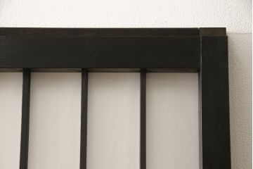 障子戸4枚をリペア&カスタム!格子部の中央を市松紋様ガラスに変更し、下段の2マスはすりガラスへ差し替え。既存の障子をプラスチック障子紙に張り替え、葵戸引手、戸車を取り付け。現状に合わせて1トーン程落ち着いた色に着色。(引き戸、建具)