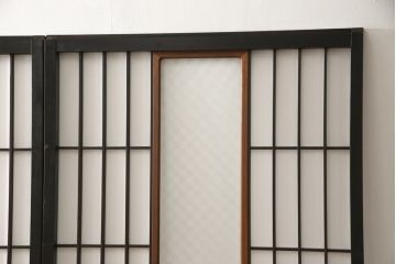 障子戸4枚をリペア&カスタム!格子部の中央を市松紋様ガラスに変更し、下段の2マスはすりガラスへ差し替え。既存の障子をプラスチック障子紙に張り替え、葵戸引手、戸車を取り付け。現状に合わせて1トーン程落ち着いた色に着色。(引き戸、建具)