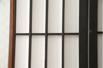 障子戸4枚をリペア&カスタム!格子部の中央を市松紋様ガラスに変更し、下段の2マスはすりガラスへ差し替え。既存の障子をプラスチック障子紙に張り替え、葵戸引手、戸車を取り付け。現状に合わせて1トーン程落ち着いた色に着色。(引き戸、建具)