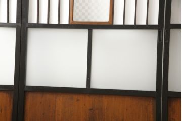 障子戸4枚をリペア&カスタム!格子部の中央を市松紋様ガラスに変更し、下段の2マスはすりガラスへ差し替え。既存の障子をプラスチック障子紙に張り替え、葵戸引手、戸車を取り付け。現状に合わせて1トーン程落ち着いた色に着色。(引き戸、建具)