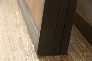 障子戸4枚をリペア&カスタム!格子部の中央を市松紋様ガラスに変更し、下段の2マスはすりガラスへ差し替え。既存の障子をプラスチック障子紙に張り替え、葵戸引手、戸車を取り付け。現状に合わせて1トーン程落ち着いた色に着色。(引き戸、建具)