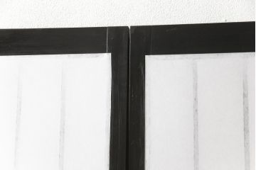 障子戸4枚をリペア&カスタム!格子部の中央を市松紋様ガラスに変更し、下段の2マスはすりガラスへ差し替え。既存の障子をプラスチック障子紙に張り替え、葵戸引手、戸車を取り付け。現状に合わせて1トーン程落ち着いた色に着色。(引き戸、建具)