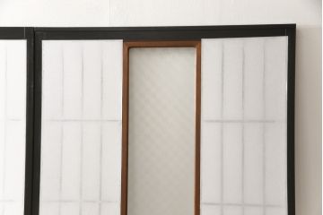 障子戸4枚をリペア&カスタム!格子部の中央を市松紋様ガラスに変更し、下段の2マスはすりガラスへ差し替え。既存の障子をプラスチック障子紙に張り替え、葵戸引手、戸車を取り付け。現状に合わせて1トーン程落ち着いた色に着色。(引き戸、建具)