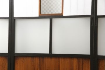 障子戸4枚をリペア&カスタム!格子部の中央を市松紋様ガラスに変更し、下段の2マスはすりガラスへ差し替え。既存の障子をプラスチック障子紙に張り替え、葵戸引手、戸車を取り付け。現状に合わせて1トーン程落ち着いた色に着色。(引き戸、建具)