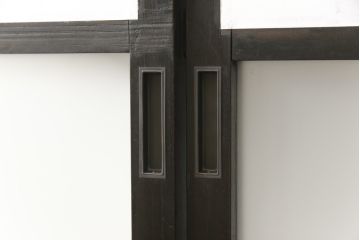 障子戸4枚をリペア&カスタム!格子部の中央を市松紋様ガラスに変更し、下段の2マスはすりガラスへ差し替え。既存の障子をプラスチック障子紙に張り替え、葵戸引手、戸車を取り付け。現状に合わせて1トーン程落ち着いた色に着色。(引き戸、建具)