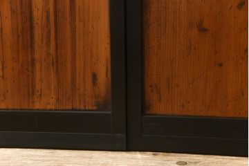 障子戸4枚をリペア&カスタム!格子部の中央を市松紋様ガラスに変更し、下段の2マスはすりガラスへ差し替え。既存の障子をプラスチック障子紙に張り替え、葵戸引手、戸車を取り付け。現状に合わせて1トーン程落ち着いた色に着色。(引き戸、建具)
