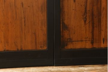 障子戸4枚をリペア&カスタム!格子部の中央を市松紋様ガラスに変更し、下段の2マスはすりガラスへ差し替え。既存の障子をプラスチック障子紙に張り替え、葵戸引手、戸車を取り付け。現状に合わせて1トーン程落ち着いた色に着色。(引き戸、建具)
