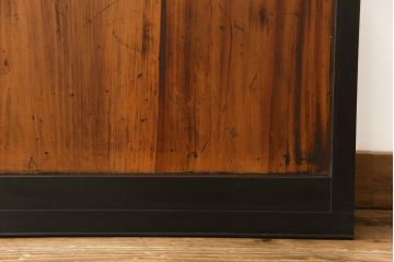 障子戸4枚をリペア&カスタム!格子部の中央を市松紋様ガラスに変更し、下段の2マスはすりガラスへ差し替え。既存の障子をプラスチック障子紙に張り替え、葵戸引手、戸車を取り付け。現状に合わせて1トーン程落ち着いた色に着色。(引き戸、建具)
