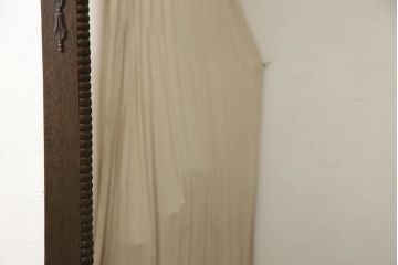 ウォールミラーをリペア&カスタム!薄くて軽量の鏡に交換し、背面の板を取り外してフラットに。現状の品物に合わせて1トーン程落ち着いた色に着色。(壁掛け鏡)