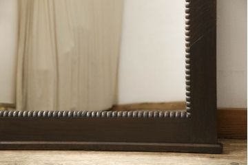 ウォールミラーをリペア&カスタム!薄くて軽量の鏡に交換し、背面の板を取り外してフラットに。現状の品物に合わせて1トーン程落ち着いた色に着色。(壁掛け鏡)