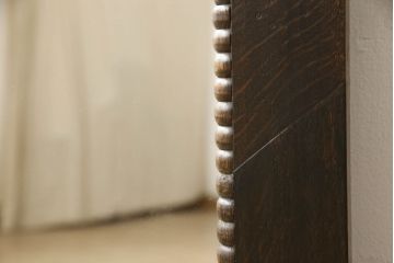 ウォールミラーをリペア&カスタム!薄くて軽量の鏡に交換し、背面の板を取り外してフラットに。現状の品物に合わせて1トーン程落ち着いた色に着色。(壁掛け鏡)