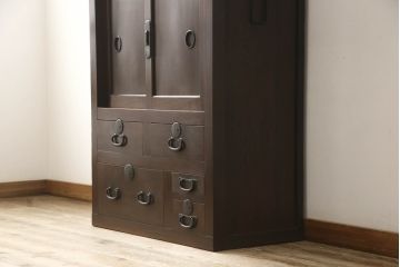 帳場箪笥をリペア&カスタム!棚板を交換し、棚受位置を調整、引き出し背板の割れを修復。金具を黒色に再塗装。本体は最も濃い箇所の色味に合わせて着色しワックス塗装。(重ね箪笥、収納棚)