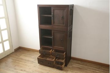 帳場箪笥をリペア&カスタム!棚板を交換し、棚受位置を調整、引き出し背板の割れを修復。金具を黒色に再塗装。本体は最も濃い箇所の色味に合わせて着色しワックス塗装。(重ね箪笥、収納棚)