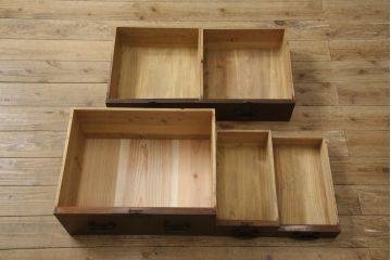 帳場箪笥をリペア&カスタム!棚板を交換し、棚受位置を調整、引き出し背板の割れを修復。金具を黒色に再塗装。本体は最も濃い箇所の色味に合わせて着色しワックス塗装。(重ね箪笥、収納棚)