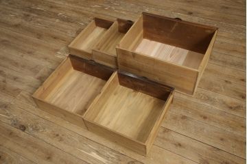 帳場箪笥をリペア&カスタム!棚板を交換し、棚受位置を調整、引き出し背板の割れを修復。金具を黒色に再塗装。本体は最も濃い箇所の色味に合わせて着色しワックス塗装。(重ね箪笥、収納棚)