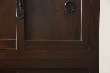 帳場箪笥をリペア&カスタム!棚板を交換し、棚受位置を調整、引き出し背板の割れを修復。金具を黒色に再塗装。本体は最も濃い箇所の色味に合わせて着色しワックス塗装。(重ね箪笥、収納棚)