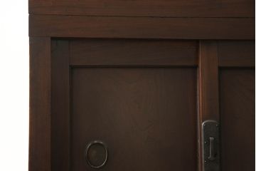 帳場箪笥をリペア&カスタム!棚板を交換し、棚受位置を調整、引き出し背板の割れを修復。金具を黒色に再塗装。本体は最も濃い箇所の色味に合わせて着色しワックス塗装。(重ね箪笥、収納棚)
