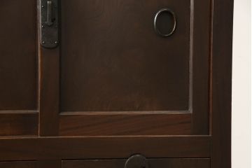 帳場箪笥をリペア&カスタム!棚板を交換し、棚受位置を調整、引き出し背板の割れを修復。金具を黒色に再塗装。本体は最も濃い箇所の色味に合わせて着色しワックス塗装。(重ね箪笥、収納棚)
