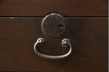 帳場箪笥をリペア&カスタム!棚板を交換し、棚受位置を調整、引き出し背板の割れを修復。金具を黒色に再塗装。本体は最も濃い箇所の色味に合わせて着色しワックス塗装。(重ね箪笥、収納棚)