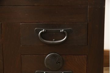 帳場箪笥をリペア&カスタム!棚板を交換し、棚受位置を調整、引き出し背板の割れを修復。金具を黒色に再塗装。本体は最も濃い箇所の色味に合わせて着色しワックス塗装。(重ね箪笥、収納棚)