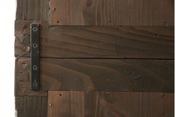 帳場箪笥をリペア&カスタム!棚板を交換し、棚受位置を調整、引き出し背板の割れを修復。金具を黒色に再塗装。本体は最も濃い箇所の色味に合わせて着色しワックス塗装。(重ね箪笥、収納棚)