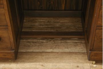 ロールトップデスクをリペア&カスタム!鍵穴に埋木処置をし、背板の加工、真鍮のキャスターを取り付け。現状の雰囲気を残した色味に着色。(机、在宅ワーク、在宅用両袖机、在宅ワーク、在宅用ワークデスク)