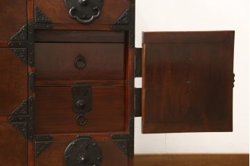 仙台箪笥をリペア&カスタム!奥行をリサイズし、金具を交換。本体は現状のお品物に合わせて1トーン程落ち着いた色に着色し、修繕箇所を本体と馴染ませ仕上げ。(野郎箪笥、時代箪笥、衣装箪笥、和タンス)