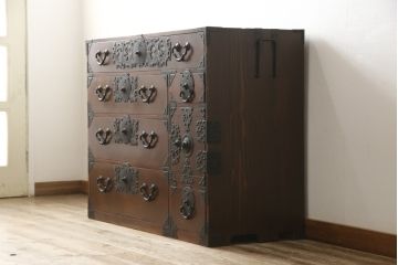 仙台箪笥をリペア&カスタム!奥行をリサイズし、金具を交換。本体は現状のお品物に合わせて1トーン程落ち着いた色に着色し、修繕箇所を本体と馴染ませ仕上げ。(野郎箪笥、時代箪笥、衣装箪笥、和タンス)