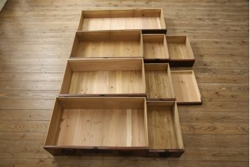 仙台箪笥をリペア&カスタム!奥行をリサイズし、金具を交換。本体は現状のお品物に合わせて1トーン程落ち着いた色に着色し、修繕箇所を本体と馴染ませ仕上げ。(野郎箪笥、時代箪笥、衣装箪笥、和タンス)