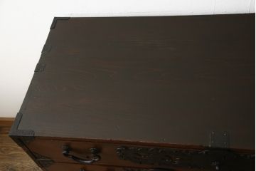 仙台箪笥をリペア&カスタム!奥行をリサイズし、金具を交換。本体は現状のお品物に合わせて1トーン程落ち着いた色に着色し、修繕箇所を本体と馴染ませ仕上げ。(野郎箪笥、時代箪笥、衣装箪笥、和タンス)