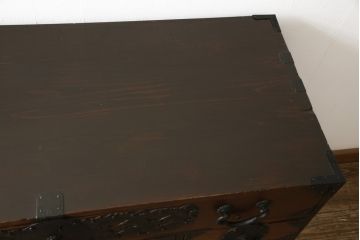 仙台箪笥をリペア&カスタム!奥行をリサイズし、金具を交換。本体は現状のお品物に合わせて1トーン程落ち着いた色に着色し、修繕箇所を本体と馴染ませ仕上げ。(野郎箪笥、時代箪笥、衣装箪笥、和タンス)