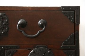 仙台箪笥をリペア&カスタム!奥行をリサイズし、金具を交換。本体は現状のお品物に合わせて1トーン程落ち着いた色に着色し、修繕箇所を本体と馴染ませ仕上げ。(野郎箪笥、時代箪笥、衣装箪笥、和タンス)