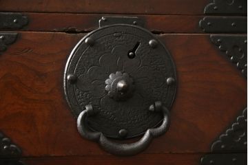 仙台箪笥をリペア&カスタム!奥行をリサイズし、金具を交換。本体は現状のお品物に合わせて1トーン程落ち着いた色に着色し、修繕箇所を本体と馴染ませ仕上げ。(野郎箪笥、時代箪笥、衣装箪笥、和タンス)