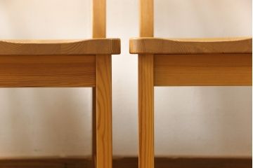 ダイニングチェアをリペア&カスタム!希望の座面高になるよう脚を下からカット。色味は本体に合わせ着色。 (板座チェア、椅子)