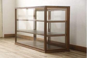 ガラスケースをリペア&カスタム!欠損している棚板を製作し、現状の品物に合わせて1トーン程落ち着いた色に着色。(ショーケース、陳列棚、飾り棚)