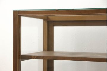 ガラスケースをリペア&カスタム!欠損している棚板を製作し、現状の品物に合わせて1トーン程落ち着いた色に着色。(ショーケース、陳列棚、飾り棚)