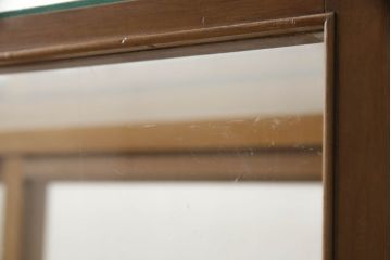 ガラスケースをリペア&カスタム!欠損している棚板を製作し、現状の品物に合わせて1トーン程落ち着いた色に着色。(ショーケース、陳列棚、飾り棚)