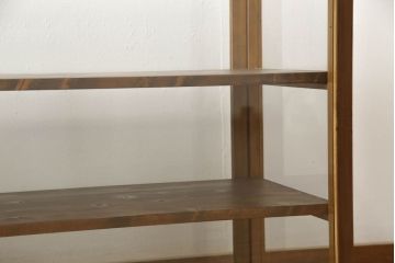 ガラスケースをリペア&カスタム!欠損している棚板を製作し、現状の品物に合わせて1トーン程落ち着いた色に着色。(ショーケース、陳列棚、飾り棚)