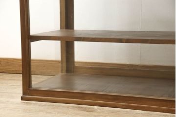 ガラスケースをリペア&カスタム!欠損している棚板を製作し、現状の品物に合わせて1トーン程落ち着いた色に着色。(ショーケース、陳列棚、飾り棚)