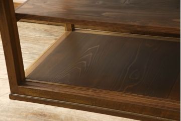 ガラスケースをリペア&カスタム!欠損している棚板を製作し、現状の品物に合わせて1トーン程落ち着いた色に着色。(ショーケース、陳列棚、飾り棚)
