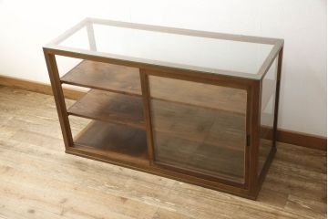ガラスケースをリペア&カスタム!欠損している棚板を製作し、現状の品物に合わせて1トーン程落ち着いた色に着色。(ショーケース、陳列棚、飾り棚)