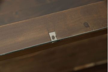 ガラスケースをリペア&カスタム!欠損している棚板を製作し、現状の品物に合わせて1トーン程落ち着いた色に着色。(ショーケース、陳列棚、飾り棚)