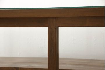 ガラスケースをリペア&カスタム!欠損している棚板を製作し、現状の品物に合わせて1トーン程落ち着いた色に着色。(ショーケース、陳列棚、飾り棚)