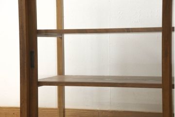 ガラスケースをリペア&カスタム!欠損している棚板を製作し、現状の品物に合わせて1トーン程落ち着いた色に着色。(ショーケース、陳列棚、飾り棚)