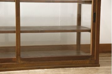 ガラスケースをリペア&カスタム!欠損している棚板を製作し、現状の品物に合わせて1トーン程落ち着いた色に着色。(ショーケース、陳列棚、飾り棚)