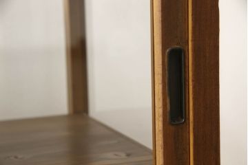 ガラスケースをリペア&カスタム!欠損している棚板を製作し、現状の品物に合わせて1トーン程落ち着いた色に着色。(ショーケース、陳列棚、飾り棚)