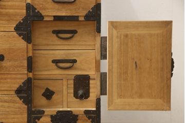 最上箪笥をリペア&カスタム!前面は現状の色味を活かしクリアワックス、側面と天板は現状の品物に合わせて1トーン程落ち着いた色に着色。(時代箪笥、桐たんす、和タンス、収納箪笥、引き出し、チェスト)